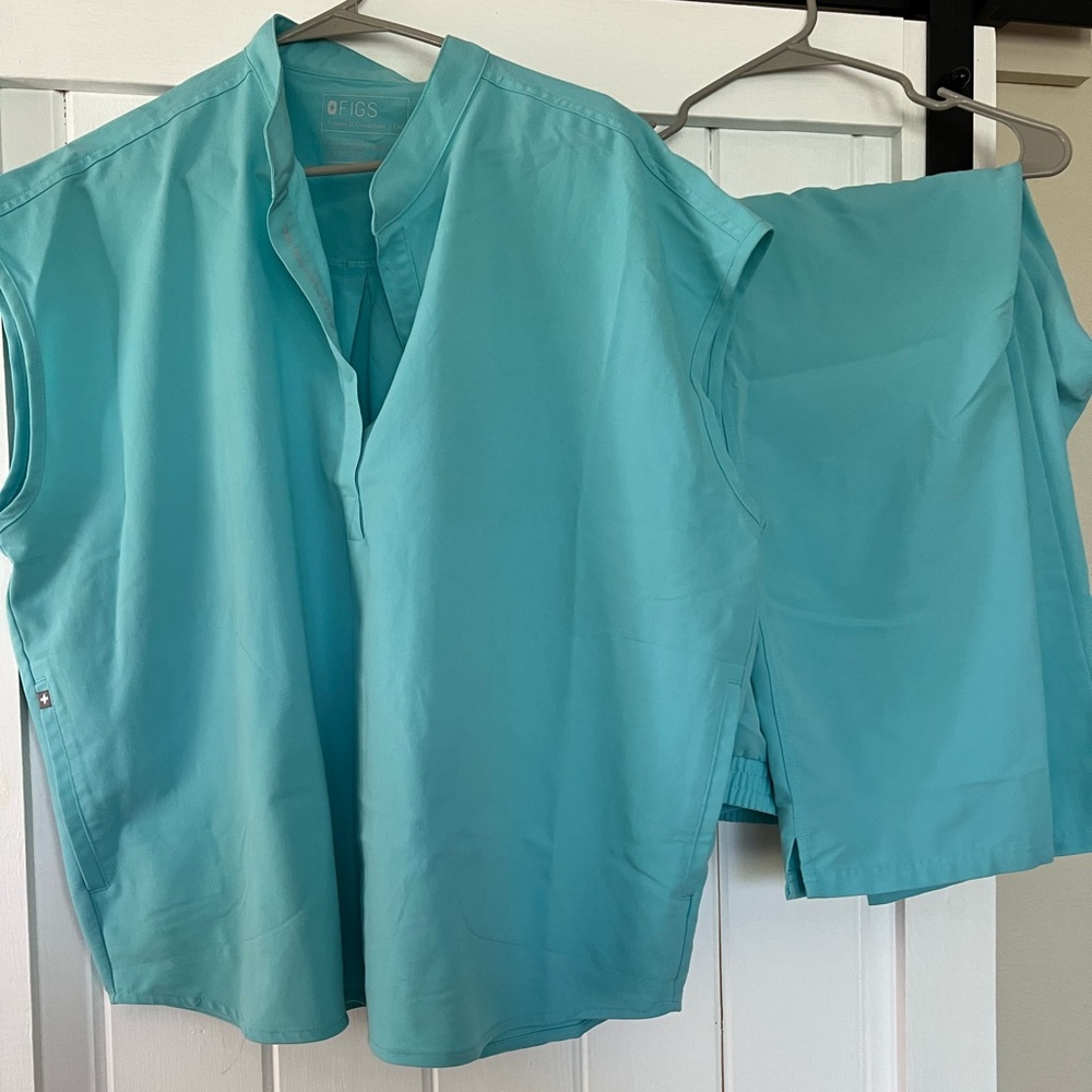 Figs scrub set Tiffany blue. Oversized top xxl. Pants xxl